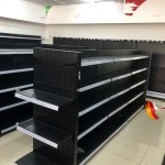 Kệ tôn lỗ đen trong shop thời trang