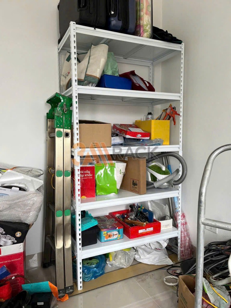 Kệ để đồ nặng trong kho gia đình