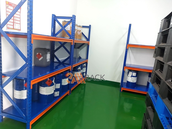 Kệ trung tải để vật tư trong kho hàng