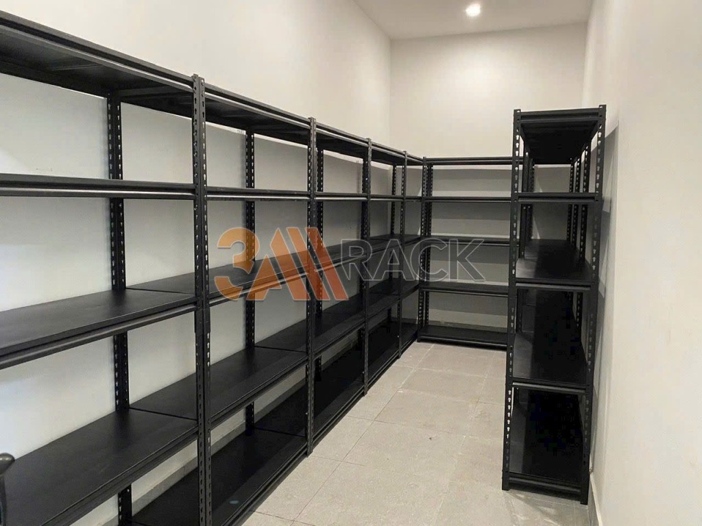 Kệ sắt V cài trong kho hàng